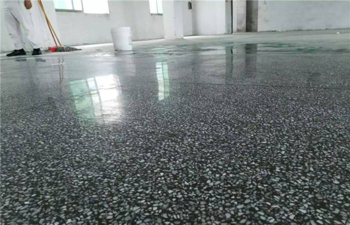 混凝土硬化剂是如何一次性解决旧水磨石地面起砂？